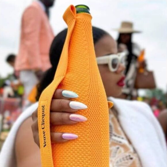 VEUVE CLICQUOT ISOTHERMAL BRUT CHAMPAGNE ICE JACKET - SPECIAL EDITION - Picture 4 of 9